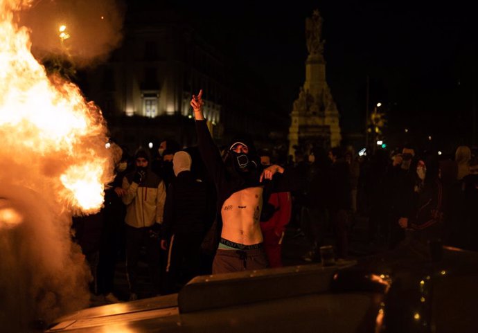 Un joven violento en una barricada tras la manifestación contra el encarcelamiento del rapero y poeta Pablo Hasel, en Barcelona, Catalunya (España), a 19 de febrero de 2021. El rapero Pablo Hasel ingresó la mañana del 16 de febrero  en el centro peniten