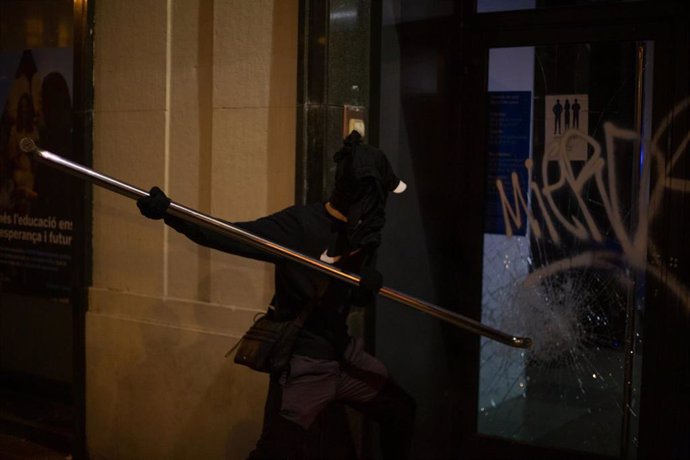 Un joven trata de asaltar la oficina de un banco tras la manifestación contra el encarcelamiento Hasel