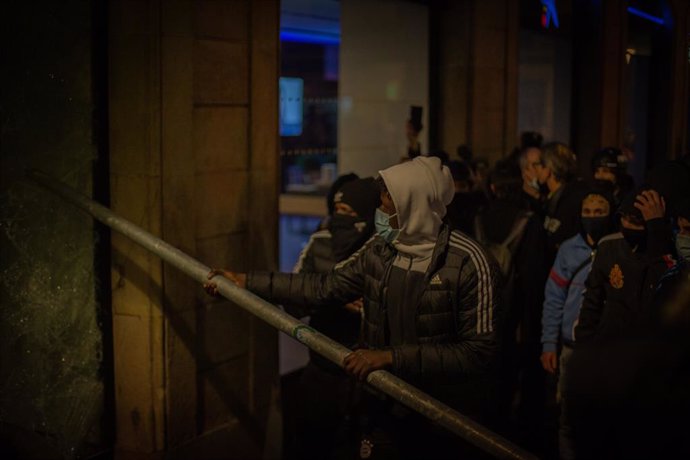 Manifestants a Barcelona en el quart dia de protestes per l'empresonament del raper Pablo Hasel, a 19 de febrer de 2021