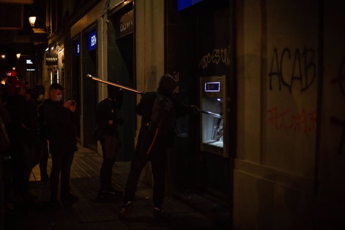 Violentos rompen un cajero de banco tras la manifestación contra el encarcelamiento del rapero y poeta Pablo Hasel, en Barcelona, Catalunya (España), a 19 de febrero de 2021. El rapero Pablo Hasel ingresó la mañana del 16 de febrero  en el centro penite