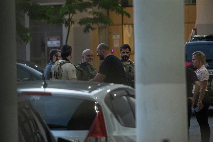 Diputado Daniel Silveira con la policía en el centro de Río de Janeiro.