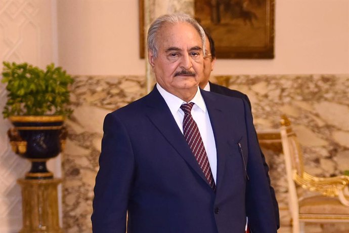 Archivo - El mariscal de campo Jalifa Haftar, que lidera las fuerzas leales a las autoridades asentadas en el este de Libia