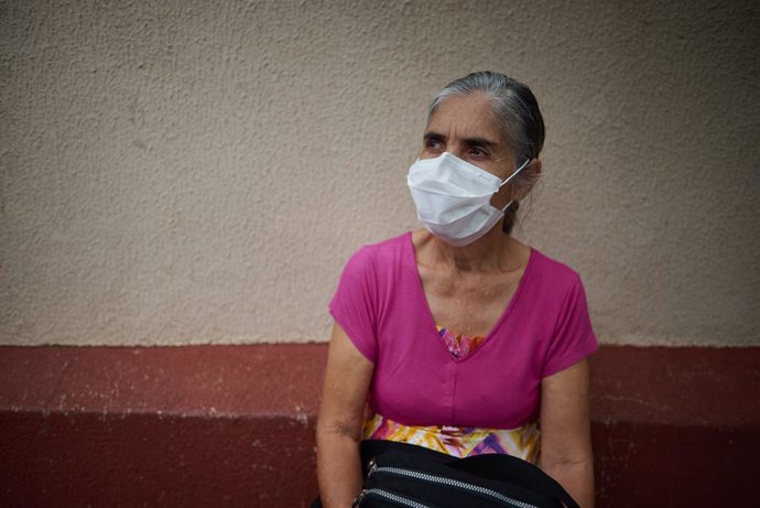 Mujer brasileña espera vacunarse