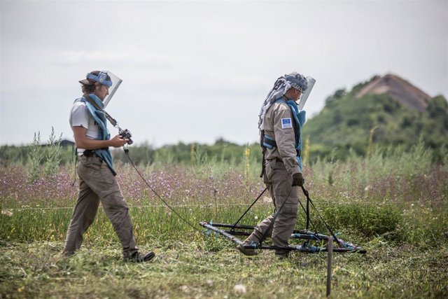 Archivo - Limpieza de restos de explosivos en el este de Ucrania