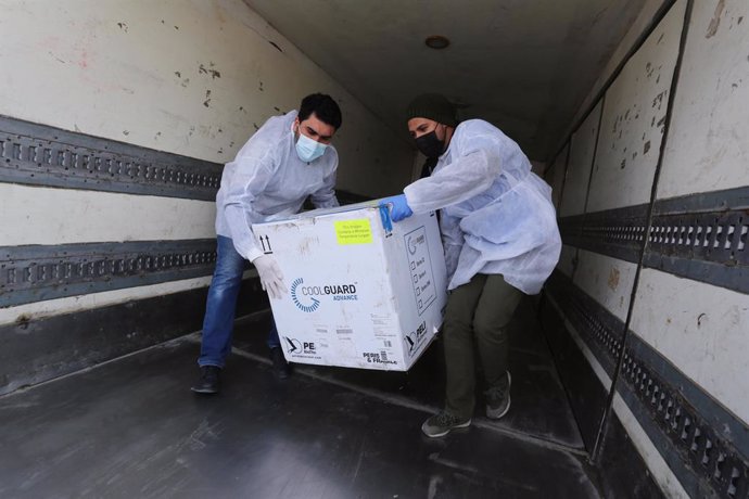17 February 2021, Palestinian Territories, Rafah: Palestinian health workers unload the first arriving shipment of the Sputnik V COVID-19 vaccine on the Palestinian side of the Kerem Shalom border crossing south of Rafah. Photo: Ashraf Amra/APA Images v