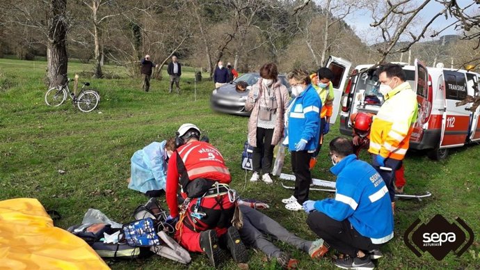 Archivo - Rescate de una mujer en Salas.