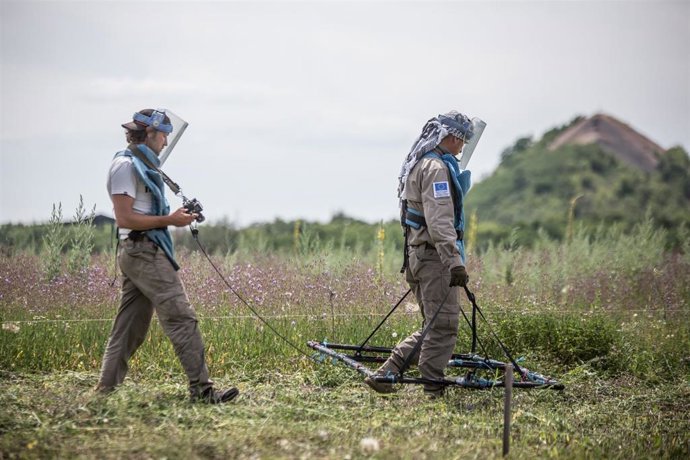 Archivo - Limpieza de restos de explosivos en el este de Ucrania