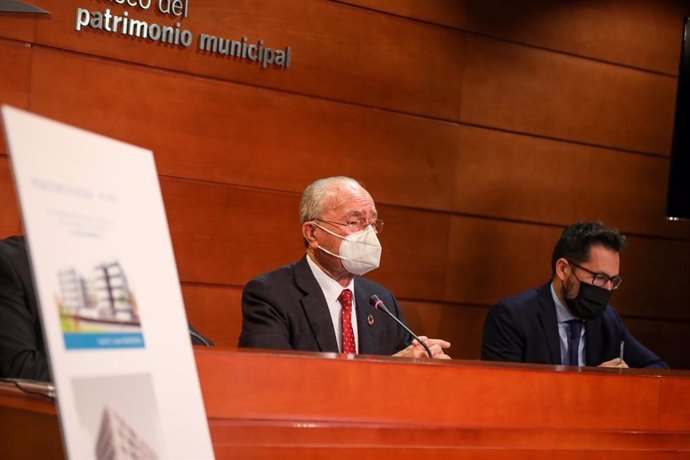 Archivo - El alcalde de Málaga, Francisco de la Torre, en rueda de prensa