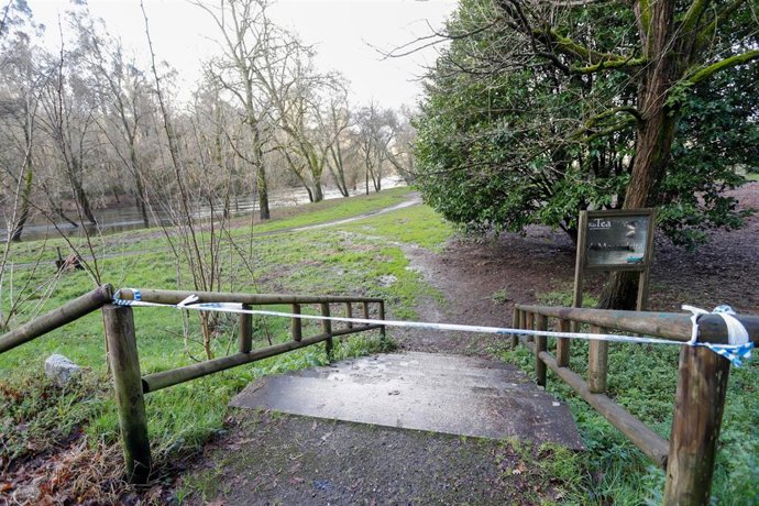 Un puente cortado al paso tras el desbordamiento del río Tea por un temporal a inicios de febrero.