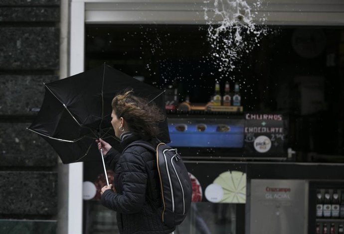 Archivo - El viento da la vuelta a un paraguas. Foto de archivo