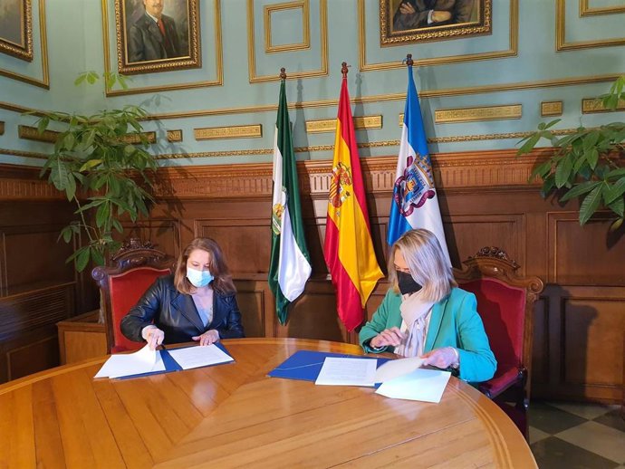 La consejera de Agricultura, Ganadería, Pesca y Desarrollo Sostenible, Carmen Crespo, y la alcaldesa motrileña, Luisa García Chamorro, han firmado en el ayuntamiento el protocolo que suma la localidad a 'Compromiso Blanco'.