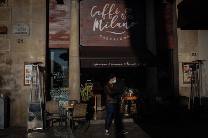 Archivo - Un hombre en el exterior de un bar de Barcelona, Catalunya (España), a 21 de diciembre de 2020.