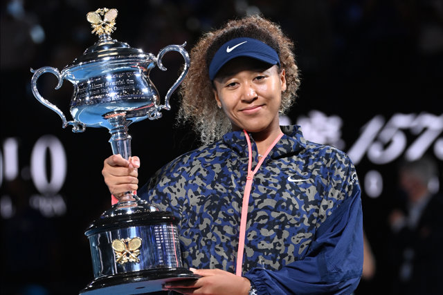 Naomi Osaka con el trofeo del Abierto de Australia