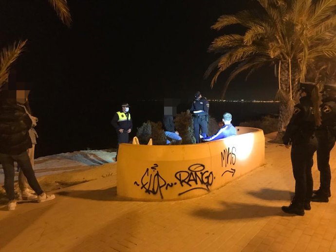 La Policía Local Cerca Los Botellones En Un Operativo Aéreo Nocturno Con El Dron Y Disuelve A Más De 138 Personas En Grupos Y Consumiendo Alcohol En Alicante