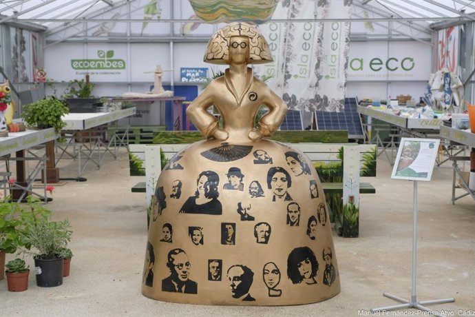 Cádiz recibe una Ecomenina como reconocimiento por sus buenos resultados en la recogida de envases de vidrio.