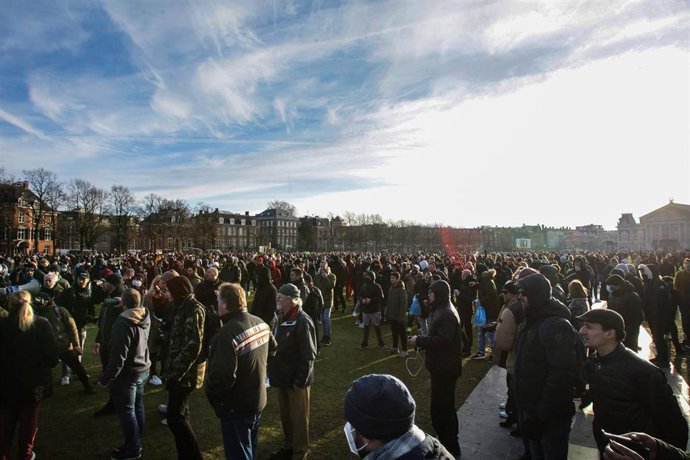 Protestas contra el toque de queda en Ámsterdam