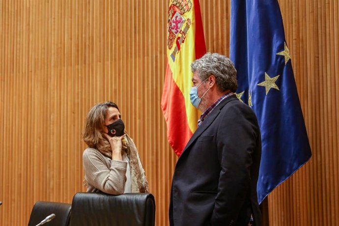 La vicepresidenta cuarta del Gobierno y ministra para la Transición Ecológica y el Reto Demográfico, Teresa Ribera (i), y el presidente y portavoz de la Comisión de Transición Ecológica, Juantxo López de Uralde (d), durante una sesión extraordinaria de 