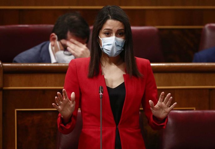 La presidenta de Ciudadanos, Inés Arrimadas, en una imagen de la sesión de control al Gobierno en el Congreso de los Diputados, celebrada el 17 de febrero. 