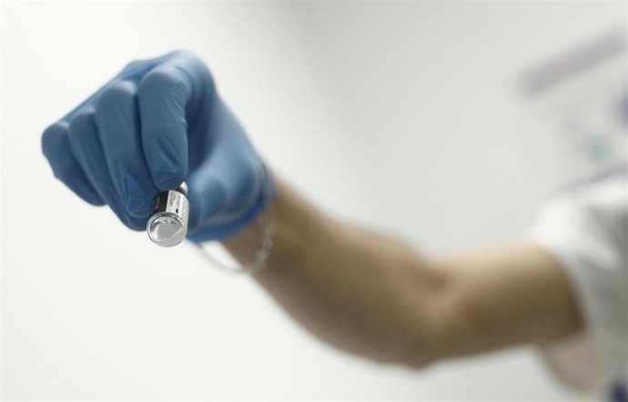 Un profesional sanitario sostiene una dosis de la vacuna contra la COVID-19 de Pfiezer