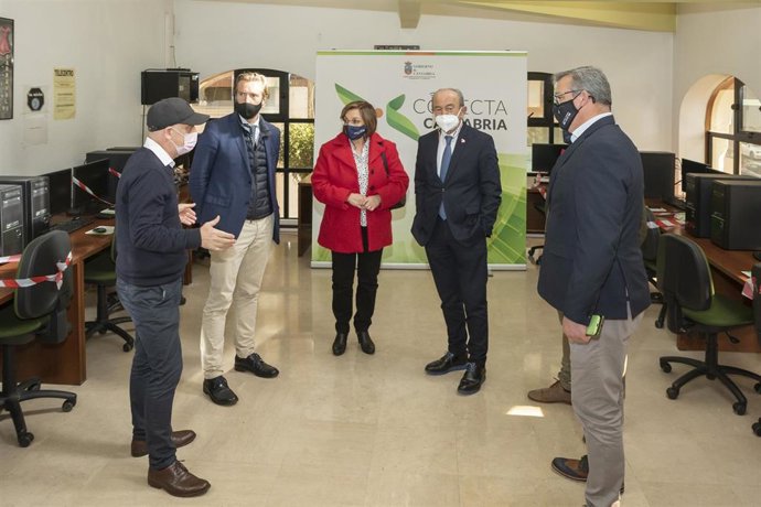 El consejero de Industria, Javier Lopez Marcano, y otras autoridades visitan el Centro Conecta Cantabria de Laredo