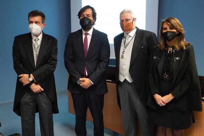 De izquierda a derecha, Pablo Artal, Miguel Motas, consejero de Empleo, Investigación y Universidades; Ángel Pérez-Ruzafa, presidente de la ACCRM, y María Isabel Fortea, directora general de Investigación e Innovación Científica.