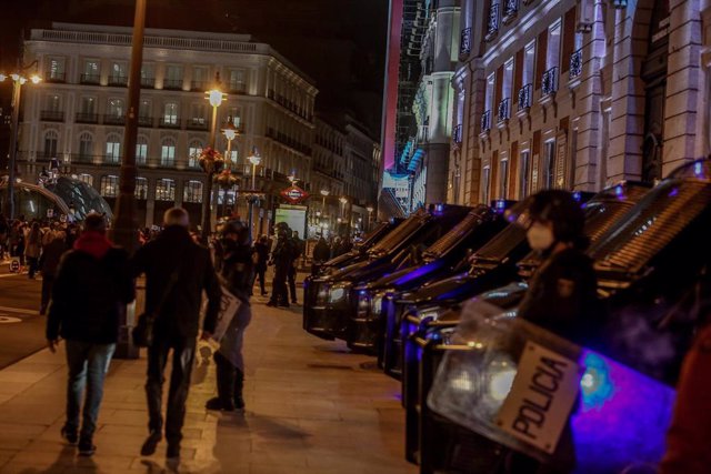 Varios furgones de la Policía Nacional durante una manifestación contra el encarcelamiento del rapero y poeta Pablo Hasel en la Puerta del Sol.