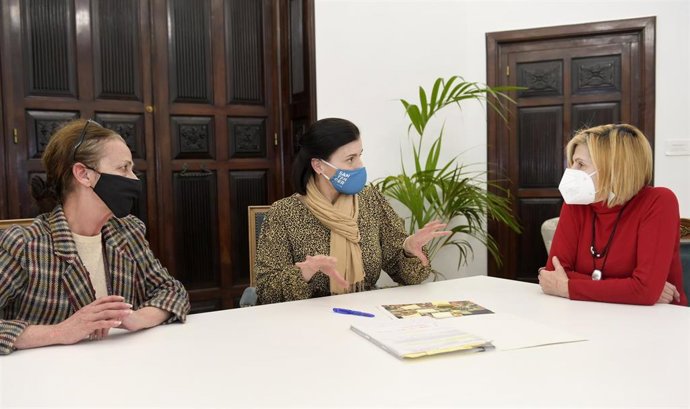 La alcaldesa de Santander, Gema Igual (centro), con la edil de Barrios, Carmen Ruiz (izda) y la presidenta de la Asociación de Vecinos de Entrehuertas, Marga Villa