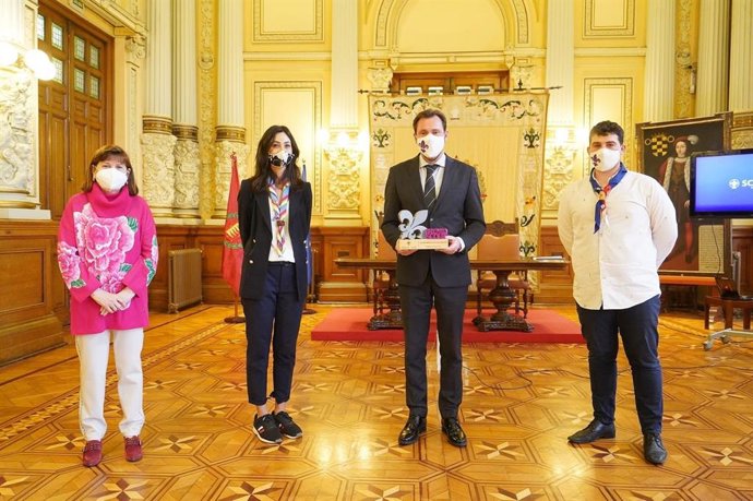 El alcalde de Valladolid, Óscar Puente, sostiene el Premio Scout 2020, concedido al Consistorio.