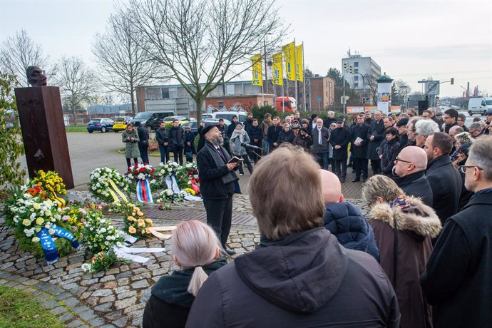 Archivo - 27 January 2020, Magdeburg: Rabbi Motti Waitsmann (L) prays for the victims of National Socialism at the Magda Memorial during the laying of the wreath on the commemoration ceremony of the 75th anniversary of the liberation of the German conce