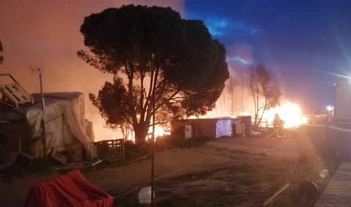 Incendio en un asentamiento chabolista de Palos de la Frontera (Huelva).