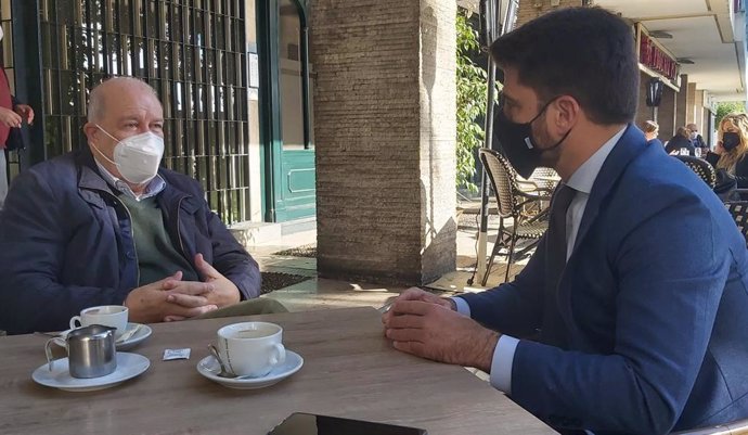 El expresidente del Banco de Alimentos de Sevilla Juan Pedro Álvarez Giménez conversa con Beltrán Pérez