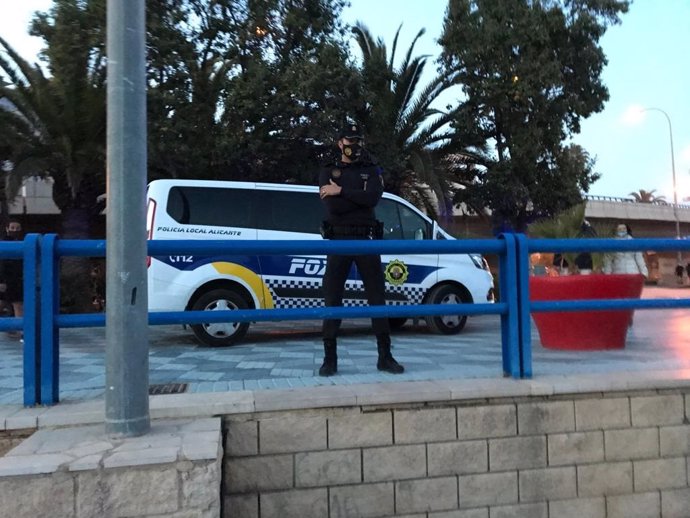 Agente de la unidad FOX de la Policía Local de Alicante