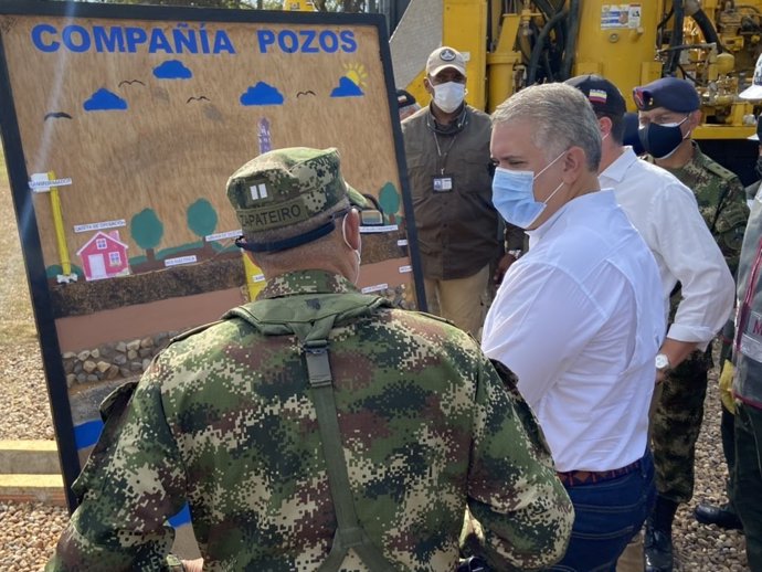 El comandante de las Fuerzas Armadas de Colombia, Enrique Zapateiro, junto al presidente Iván Duque
