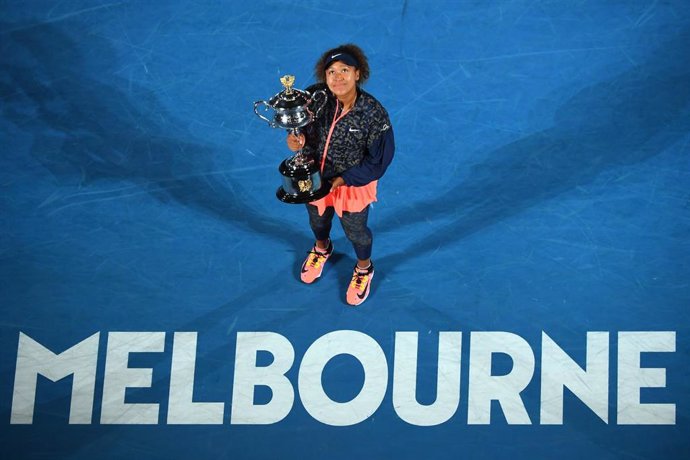 Naomi Osaka con su trofeo del Abierto de Australia