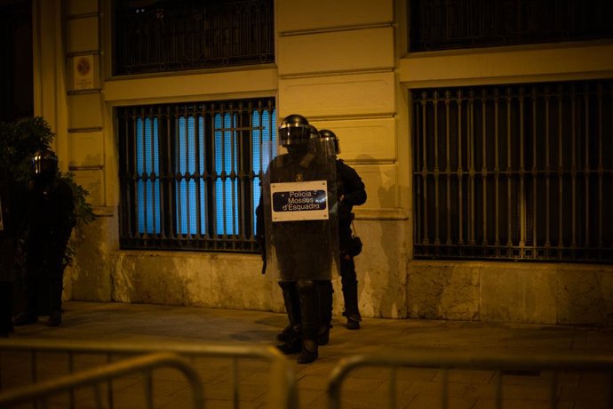 Agents antiavalots dels Mossos d'Esquadra durant la manifestació contra l'empresonament del raper i poeta Pablo Hasel, a Barcelona, a 19 de febrer del 2021.