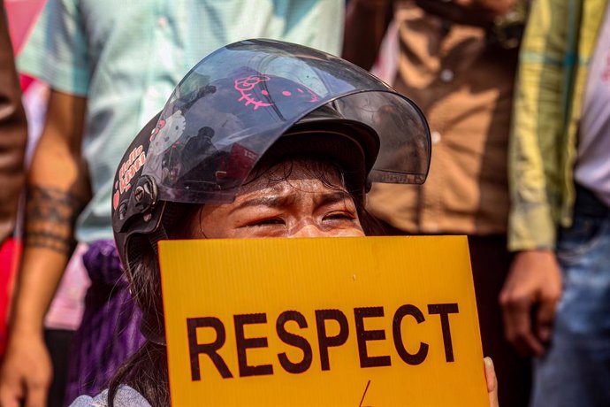 18 February 2021, Myanmar, Mandalay: A protester is seen crying while taking part in a demonstration outside Aung Myay Thar Zan Township court against the arrest of Mandalay region Chief Minister Zaw Myint and Mayor Ye Lwin and the military coup in Myan