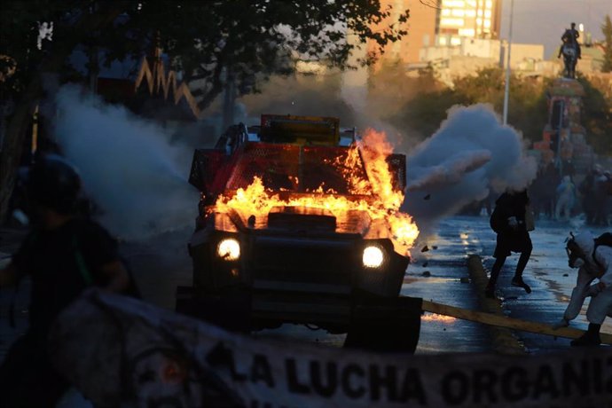 Un vehículo de Carabineros incendiado durante las protestas sociales en Chile