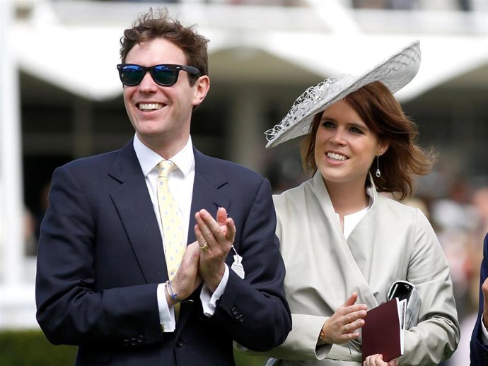Archivo - Princess Eugenie and Jack Brooksbank (L) attend day three of the Qatar Goodwood Festival at Goodwood Racecourse on July 30, 2015 in Chichester, England.