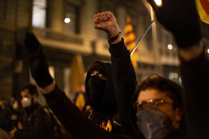 Diverses persones participen en una manifestació contra l'empresonament del raper i poeta Pablo Hasel, a Barcelona, Catalunya (Espanya), a 19 de febrer del 2021