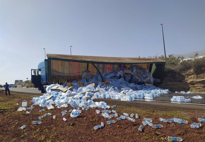Un camión con botellas de agua sufre un vuelco en Arafo