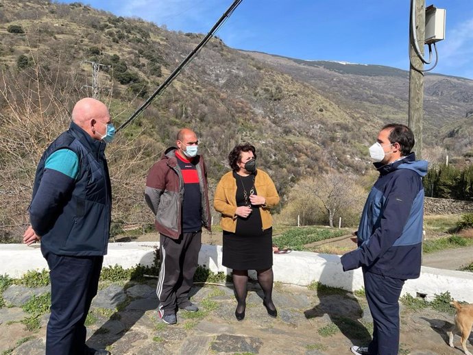 Los diputados autonómicos del PSOE, Gerardo Sánchez y Teresa Jiménez, en su visita a la comarca de la Alpujarra, afectada por incendios.