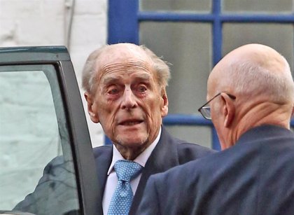 El príncipe Carlos visita a su padre, el duque de Edimburgo, hospitalizado  en Londres