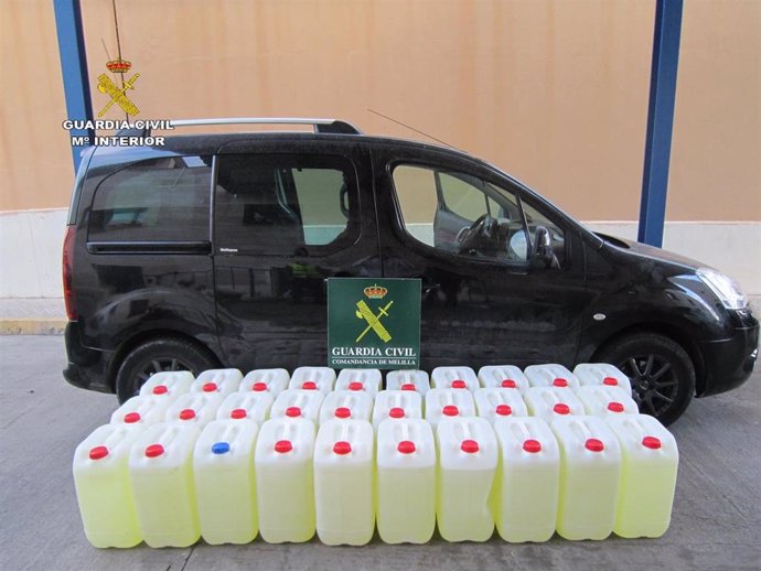 Imagen de los 900 litros de gasolina aprehendidos por la Guardia Civil en Melilla.