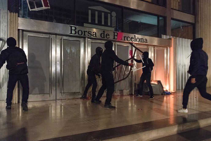 Diverses personis carreguen contra la seu de la Borsa de Barcelona, en el passeig de Grcia