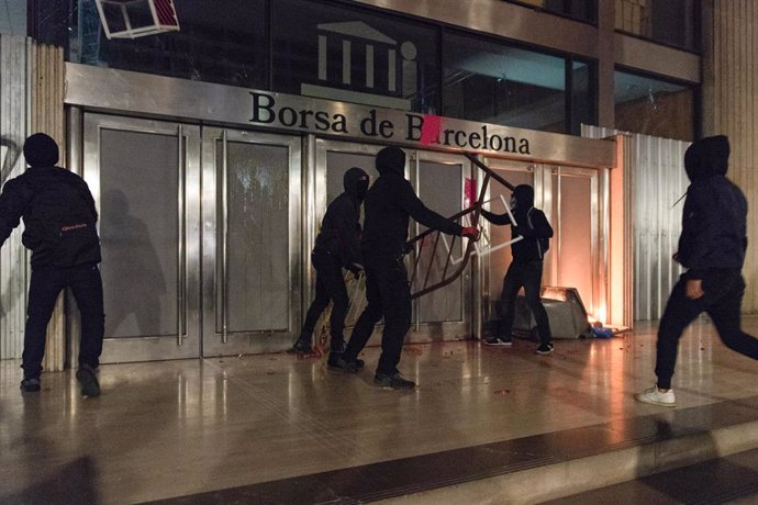 Varias personas cargan contra la sede de la Bolsa de Barcelona