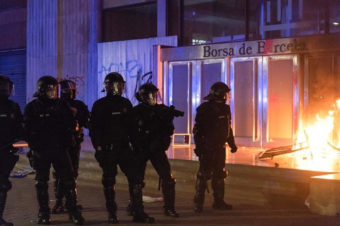 Mossos durant els disturbis en la manifestació de Barcelona en suport a Pablo Hasel
