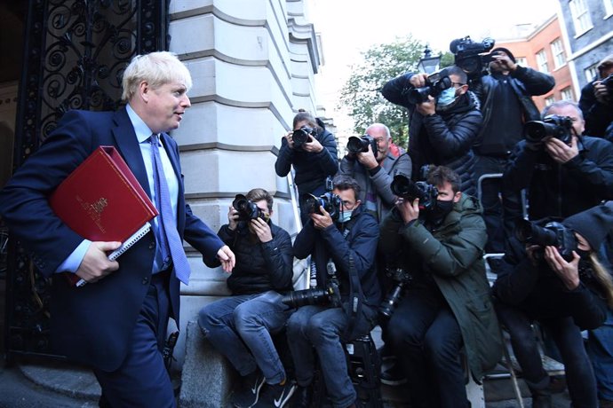 Archivo - 20 October 2020, England, London: UK Prime Minister Boris Johson (L)  leaves after attending a cabinet meeting at the Foreign and Commonwealth Office. Photo: Stefan Rousseau/PA Wire/dpa