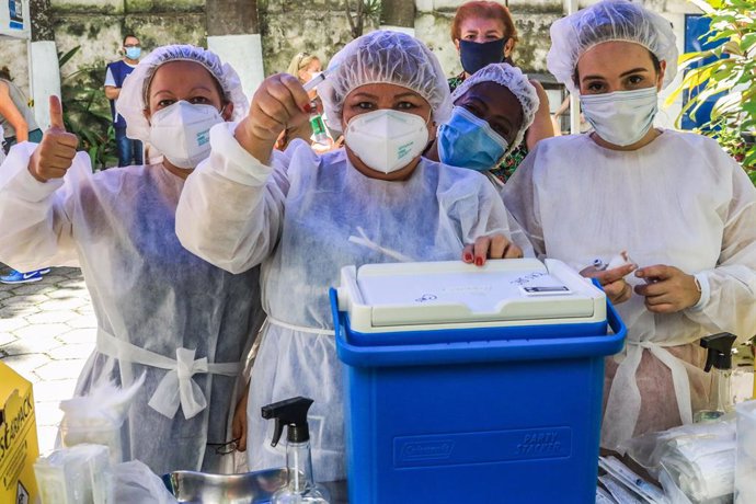 Un grupo de enfermeras posan con la vacuna contra la COVID-19.
