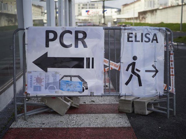 Archivo - Carteles para la realización de pruebas PCR y Elisa en el recinto Refena de Pamplona