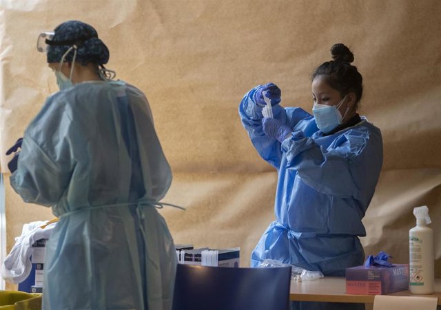Un trabajador sanitario sostiene una probeta en un dispositivo de cribado masivo de antígenos organizado para detectar positivos por coronavirus en las instalaciones del Centro Cultural Los Pinos, en Alcorcón, Madrid (España), a 11 de febrero de 2021.
